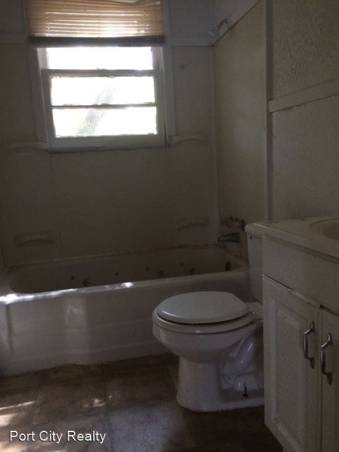 Building Photo - 2 br, 1 bath House - 3227 Judson St