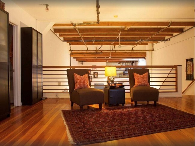 Área de estar tipo loft en el piso superior o área para lo que elija - 1924 Union St
