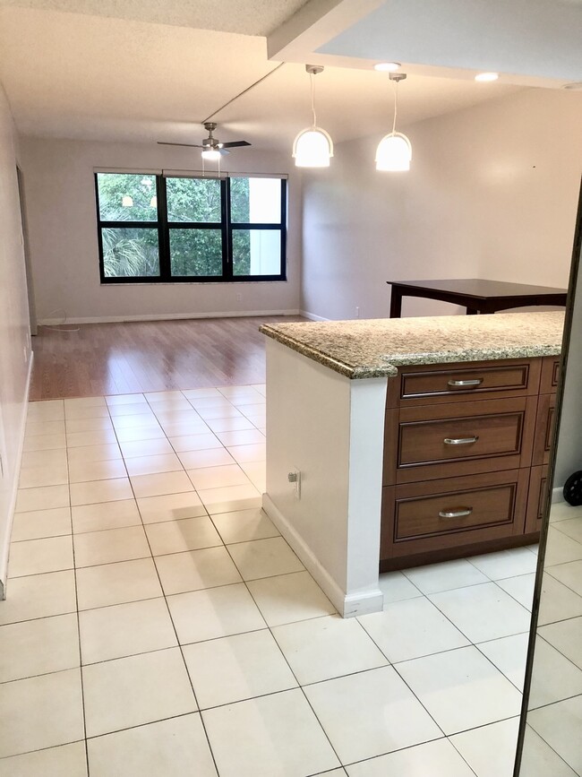 Building Photo - 2302 S Cypress Bend Dr