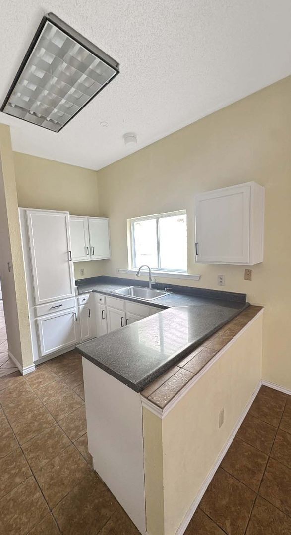 Building Photo - Charming 4-bedroom, 2.5-bath