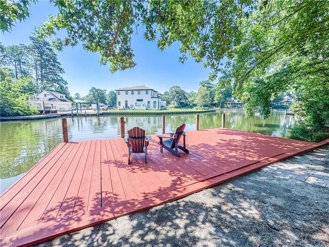 Foto del edificio - WATERFRONT 5 BEDROOM/4 BATH IN VIRGINIA BEACH! READY FOR RENT!!