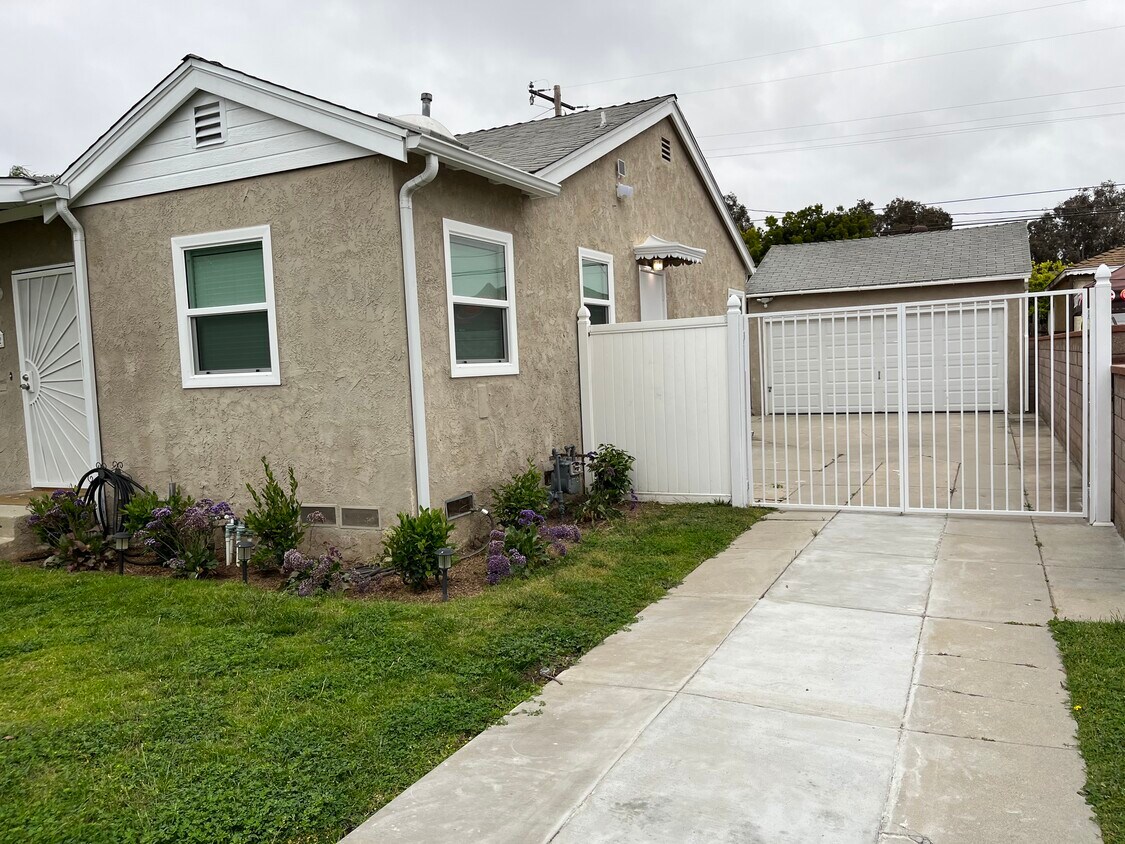 Foto principal - 15242 S Wilkie Ave