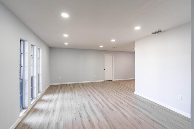 Foto del edificio - 306 Harvey Ave NE