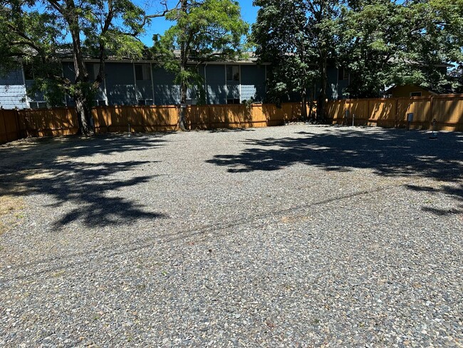 Building Photo - For Rent – 1 Bed / 1 Bath Apartment in Lak...