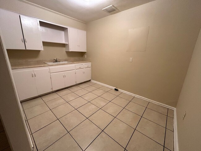Foto del edificio - Spacious 1/1 one story unit in a small 18 unit complex.