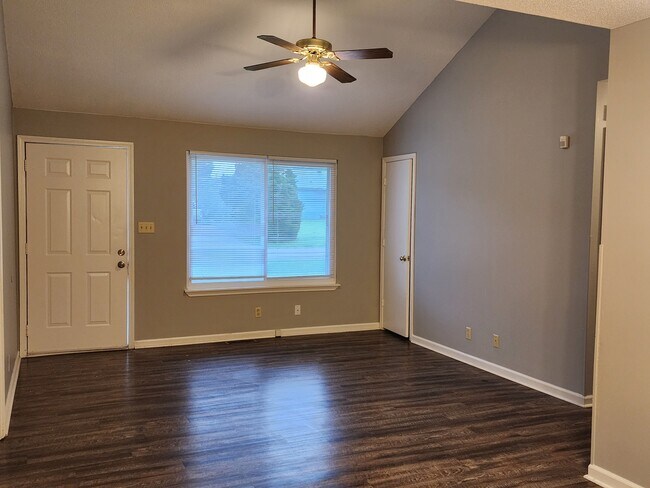 Building Photo - 572 Danielle Dr