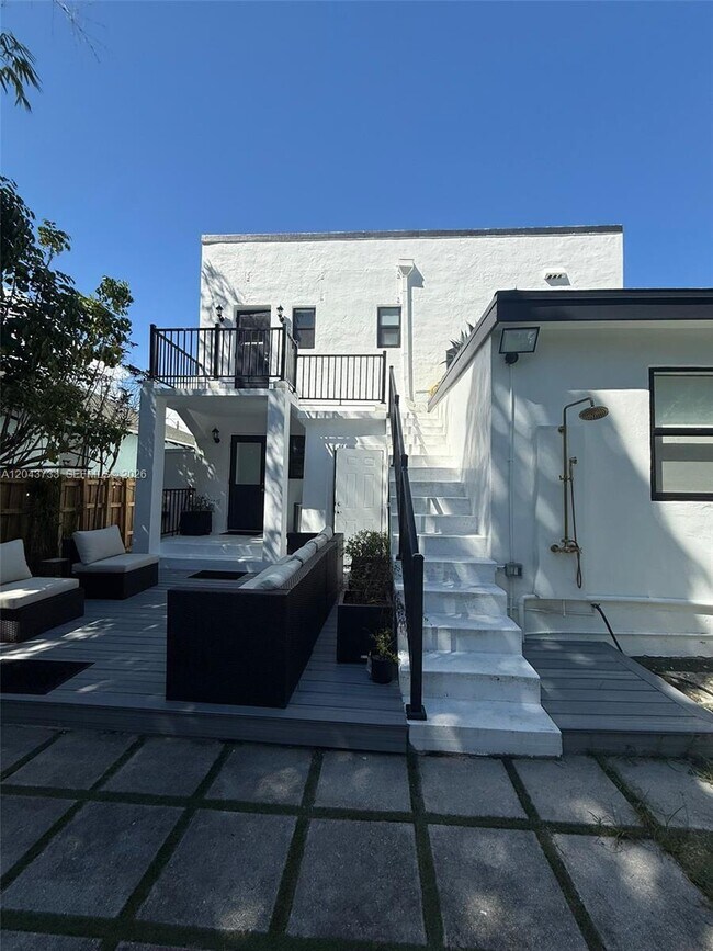 Building Photo - 528 NE 70th St