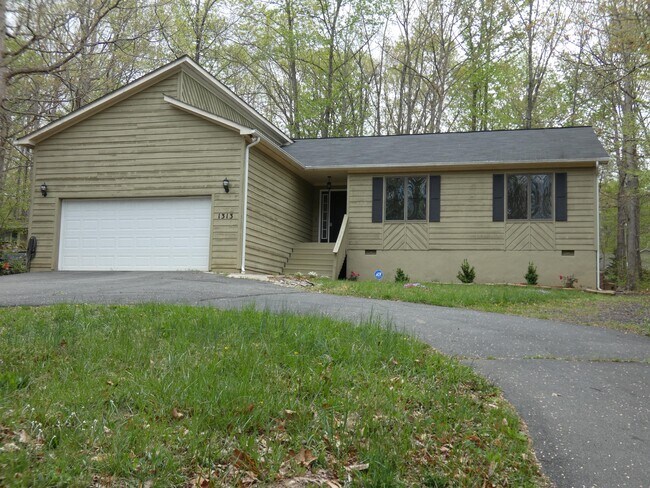 Building Photo - 1313 Lakeview Pkwy