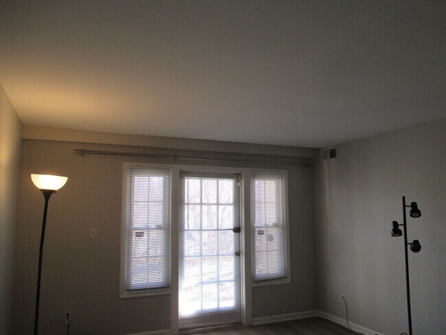 Foto del edificio - One Bedroom Condo in Cardinal Forest, Springfield
