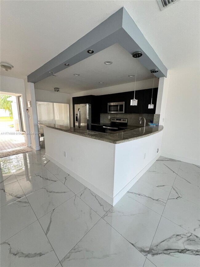 Foto del edificio - 6275 NW 109th Ave