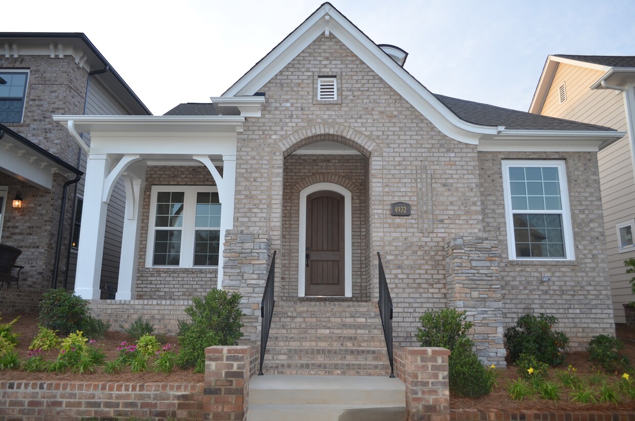 Foto principal - 4932 Providence Country Club Dr
