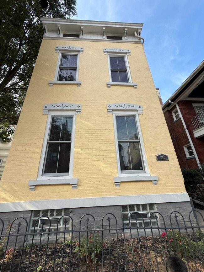 Building Photo - 212 W 6th St