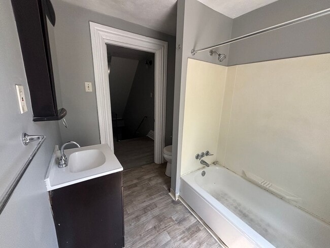 Building Photo - Newly updated 3 bedroom apartment in Mt Wa...