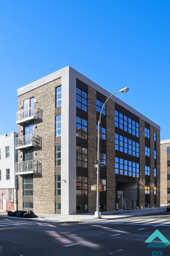 Primary Photo - 125 Leonard St