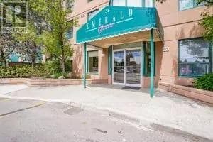 Photo du bâtiment - 135-135 Hillcrest Ave