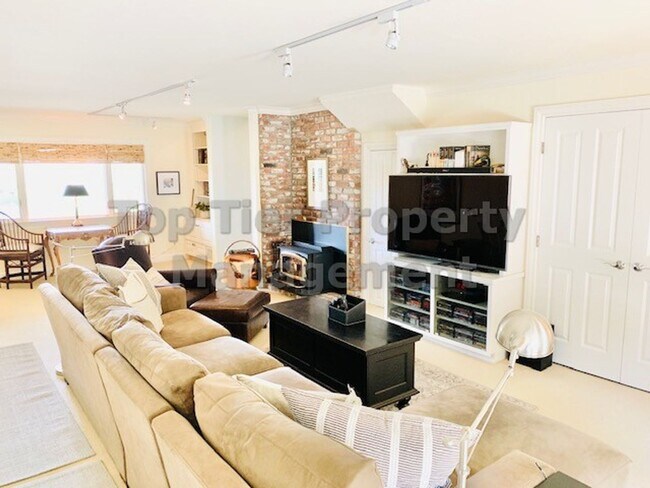 Foto del edificio - Stunning 4 Bed/3 Bath (plus Office), 3,230 Sqft single-family house at end of cul-de-sac and on l...