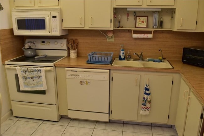 Building Photo - 6870 Royal Palm Blvd