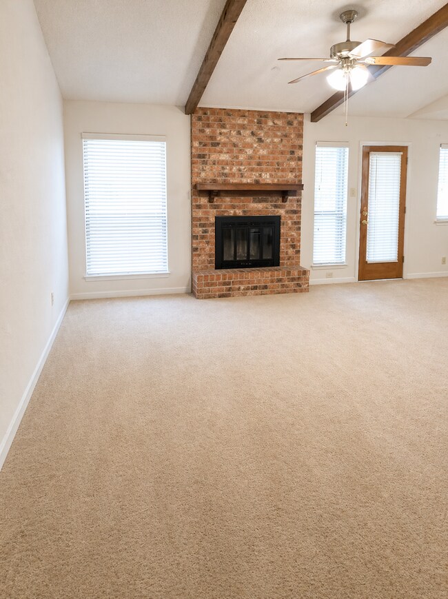 Foto del edificio - AVAILABE MID MAY; APPLY TODAY AT OUR WEBSITE!!