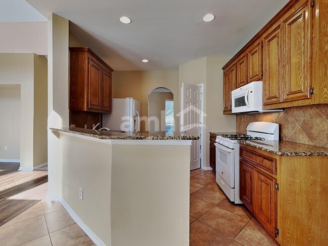 Foto del edificio - 2718 Lakecrest Way Dr