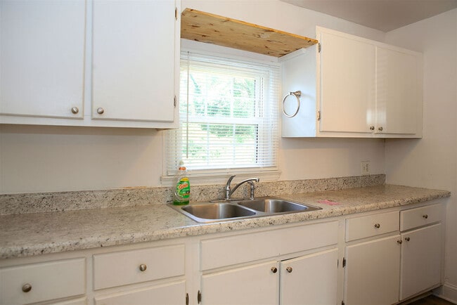 Building Photo - 2214 Walker Ave