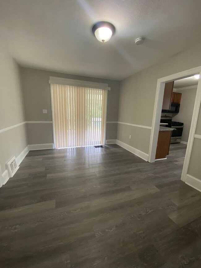 Building Photo - 3 Bedroom, 1 Bathroom Single Family Home i...