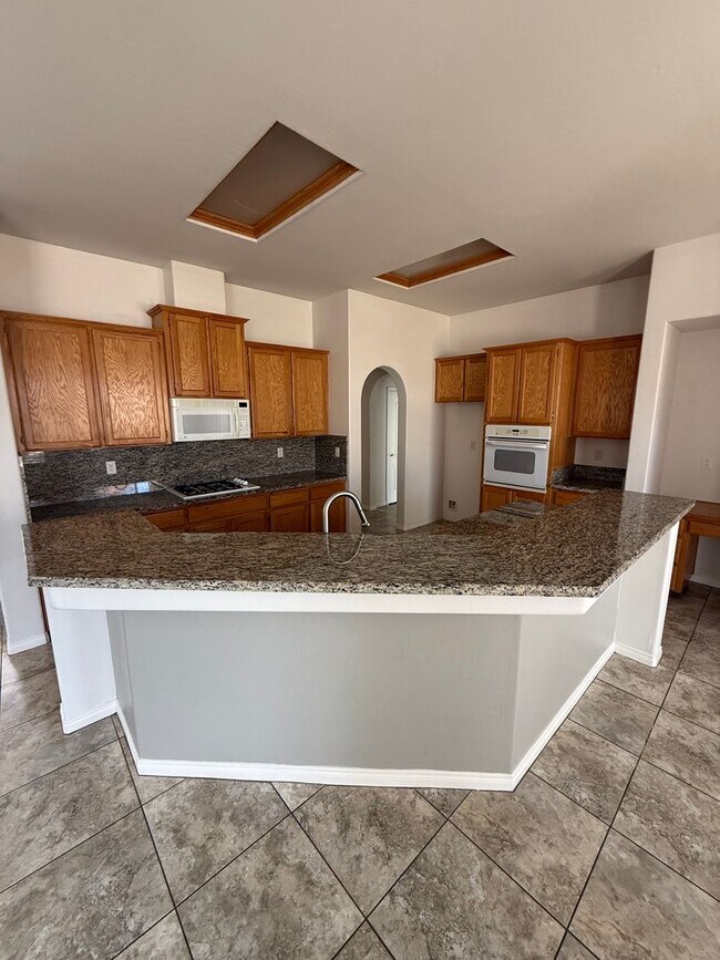 Foto del edificio - Stylish Southwest Bakersfield Home with Do...