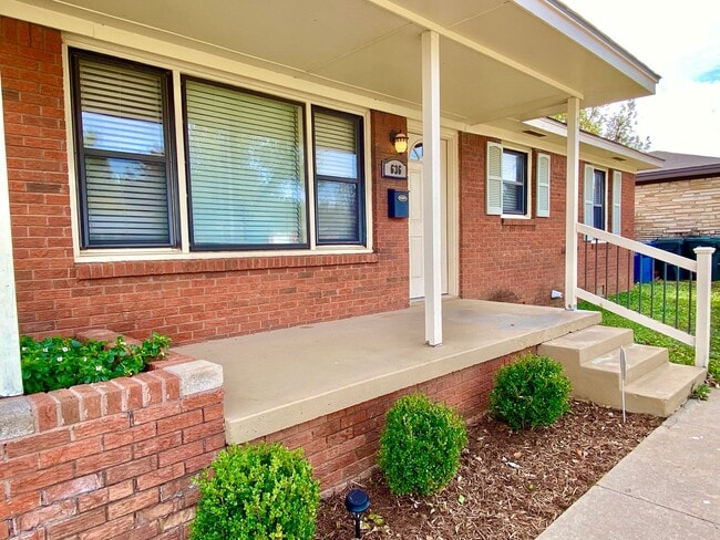 Foto del edificio - 3 Bed 1 bath with Huge Backyard!!