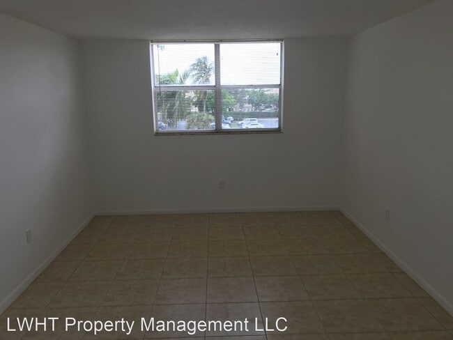 Building Photo - 1 br, 1.5 bath House - 1810 SW 81st Ave #2311