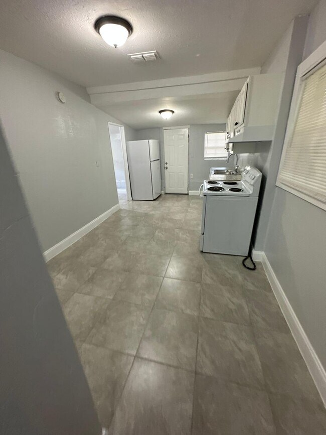 Building Photo - Fully Renovated 3/1 Single Family House Av...