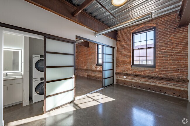 2 habitaciones, 1 baño - 824 pies cuadrados - Dormitorio principal - The John Kam Malt House