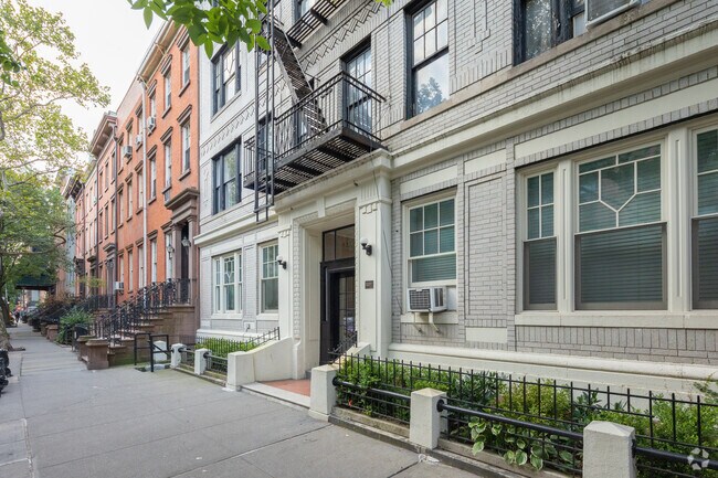 Foto del edificio - 334 W 22nd St
