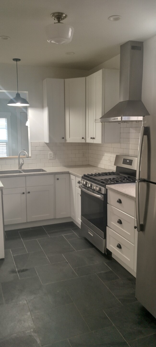 Building Photo - 454 Stafford Ave