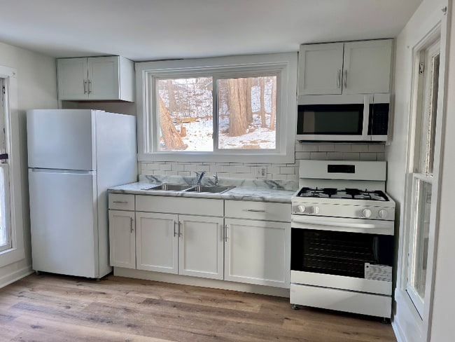 Building Photo - 393 Wellington Ave