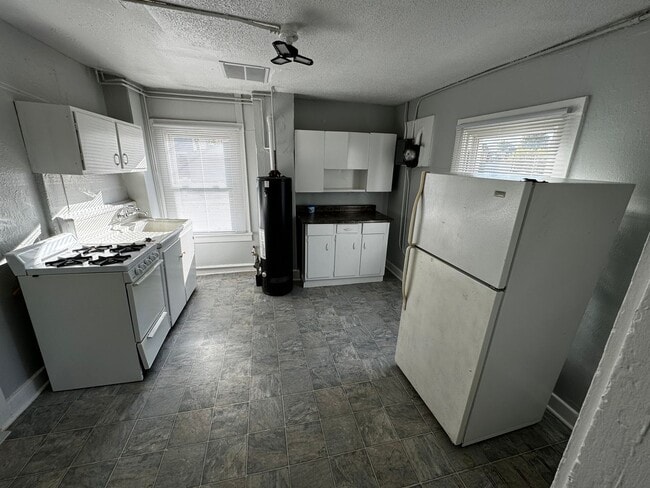 Building Photo - Interested in a two-bedroom house that includes a large garage. Please let us know