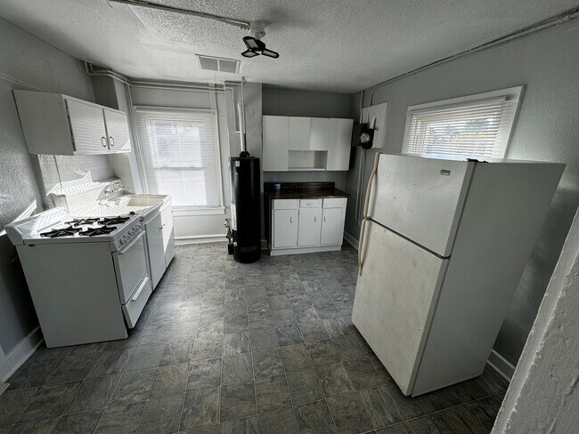 Foto del edificio - Interested in a two-bedroom house that includes a large garage. Please let us know