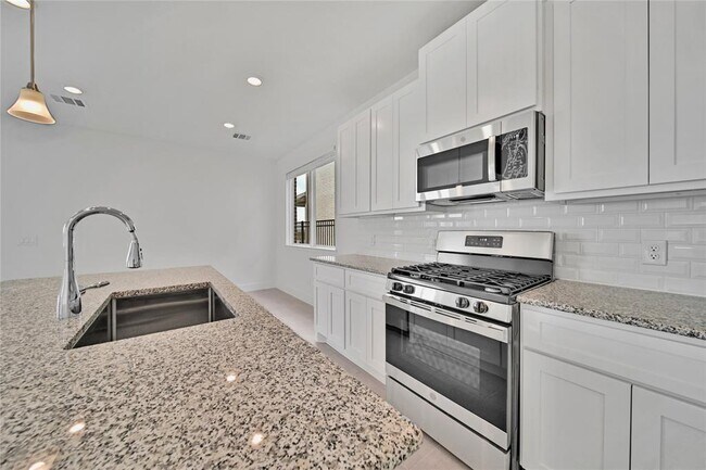 Building Photo - 744 Lake Lacosta Dr