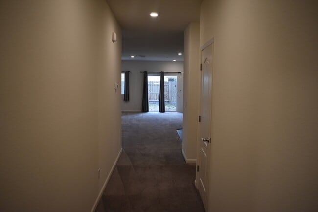 Building Photo - 662 Pegasus Dr