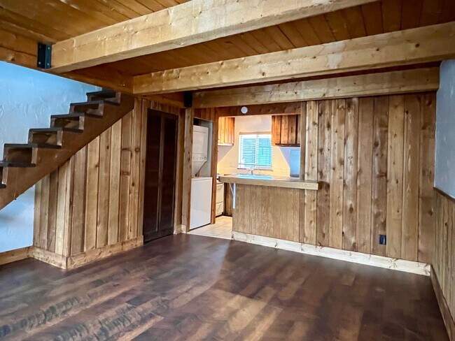 Building Photo - Downtown 2bedroom Townhome