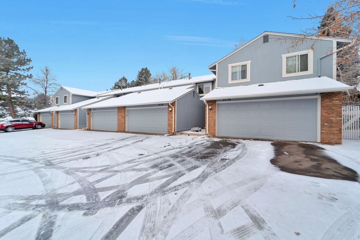 Primary Photo - Fantastic 4 Bed 3.5 Bath in Aurora!