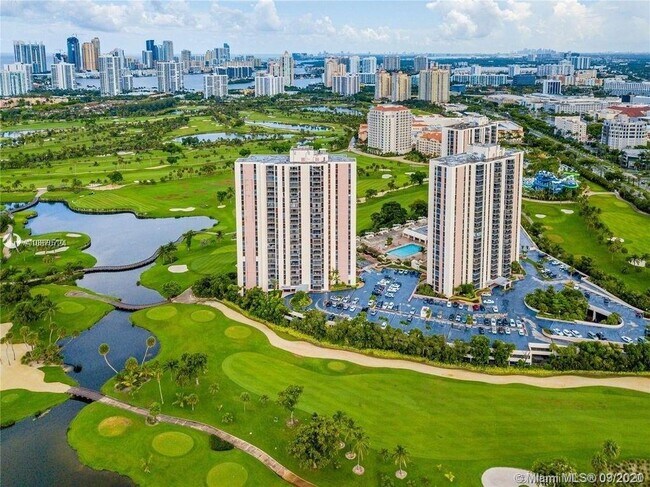 Foto del edificio - 20301 W Country Club Dr