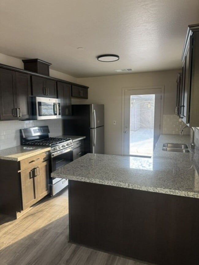 Building Photo - 2395 Oakmont Cir