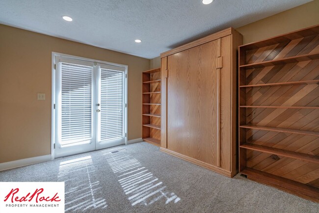 Building Photo - Great 5 Bedroom, 3 Bathroom Home in a Quie...