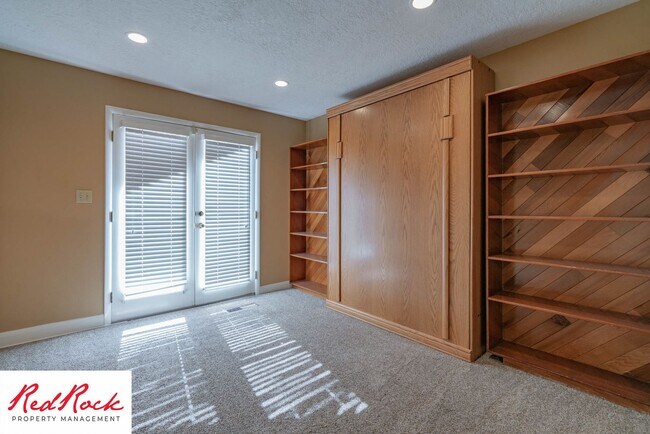 Foto del edificio - Spacious 5 Bedroom Home in A Quiet Communi...