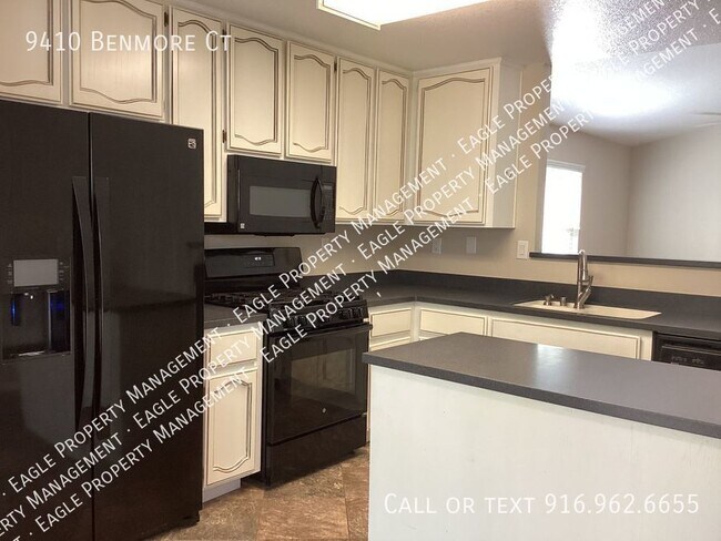 Building Photo - 2 Bedroom, 2 Bath duplex in Elk Grove