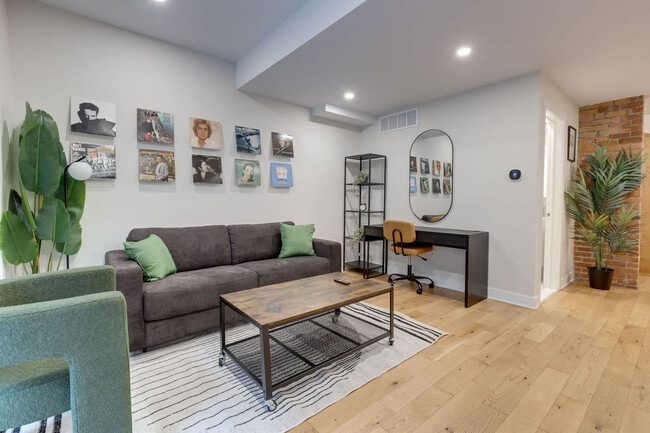 Building Photo - 1520 Av des Pins O