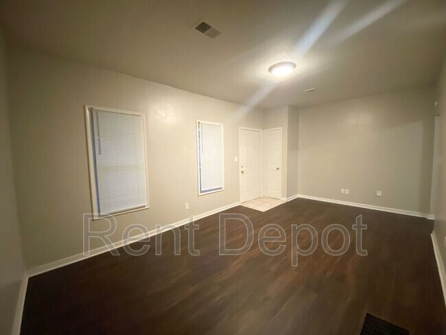 Building Photo - 1331 E Illinois St