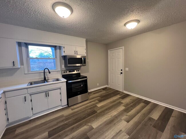 Building Photo - 601 Merry Oaks Cir NW