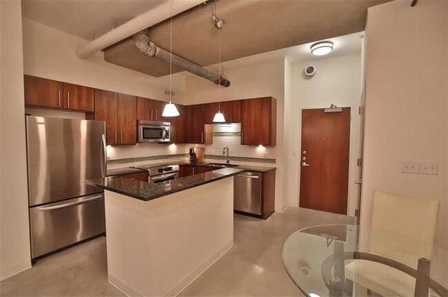 Foto del edificio - PRICE REDUCTION * Walkable * Downtown * Bi...