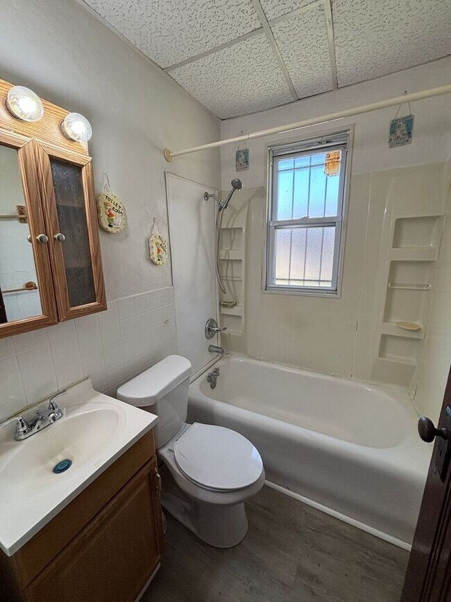 Foto del edificio - Charming 2-Bedroom Home with Fenced Yard i...