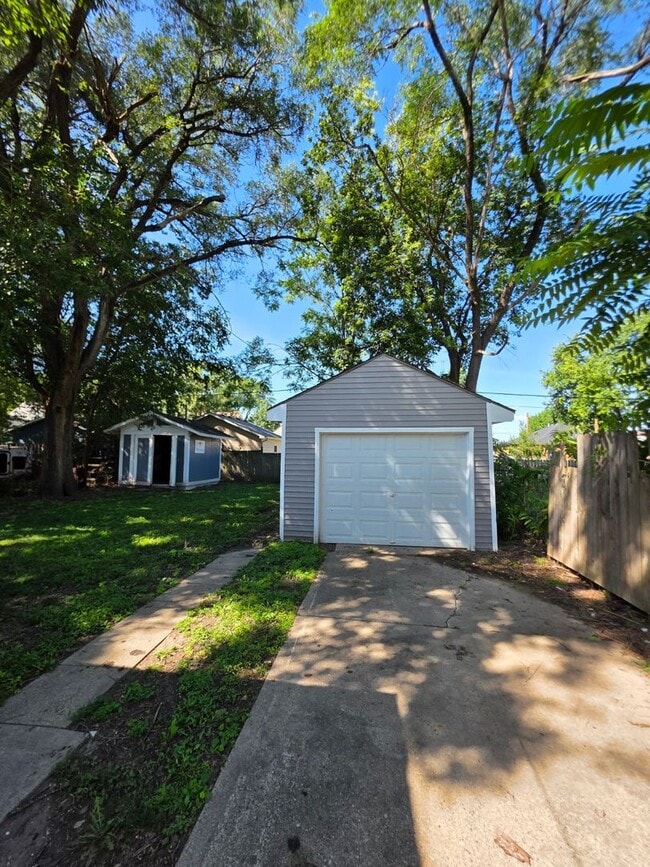 Building Photo - 3111 Lincoln Ave